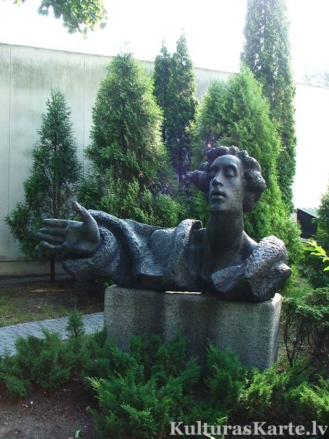 Pie muzeja novietotā tēlnieces Ligitas Franckēvičas skulptūra "Eduards Smiļģis Tota lomā"