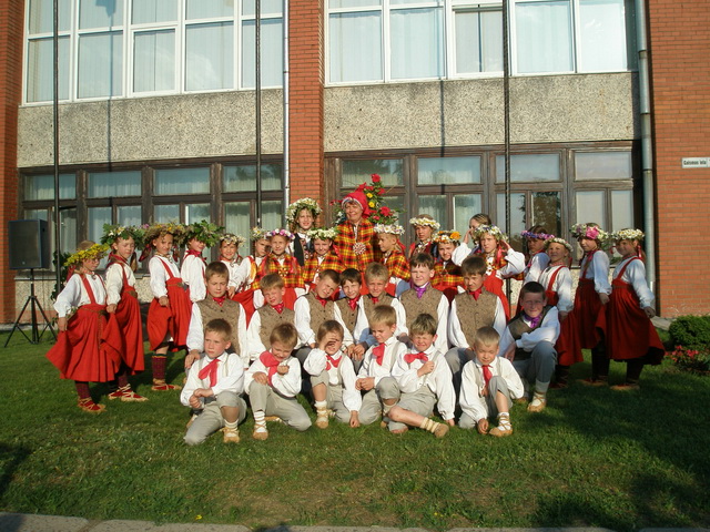 bērnu tautas deju kolektīvs "Daina"